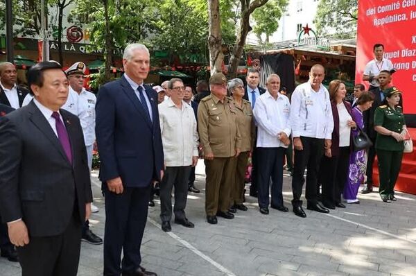 Díaz-Canel rinde homenaje al héroe cubano José Martí en su visita oficial a Vietnam Díaz-Canel rinde homenaje al héroe cubano José Martí en su visita oficial a Vietnam - Sputnik Mundo