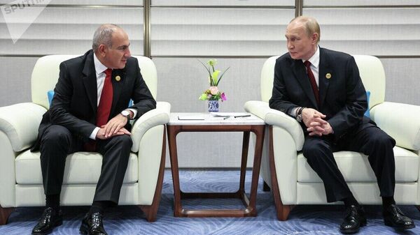 Conversación muy buena: Putin y Pashinián se reúnen en los márgenes de la cumbre de la OCS en China - Sputnik Mundo