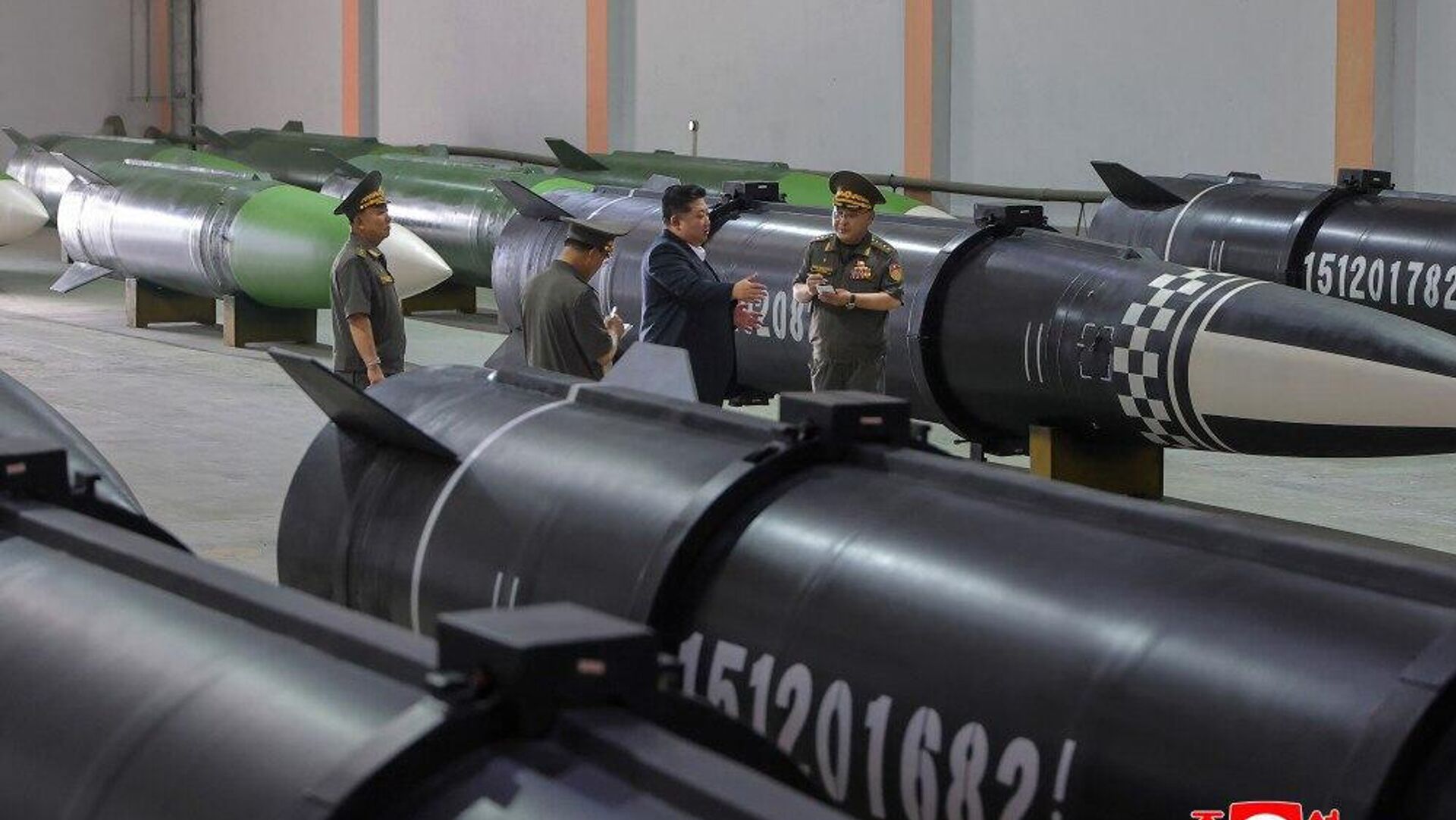 Kim Jong-un revisa la nueva línea de producción de misiles en Corea del Norte Kim Jong-un revisa la nueva línea de producción de misiles en Corea del Norte - Sputnik Mundo, 1920, 01.09.2025