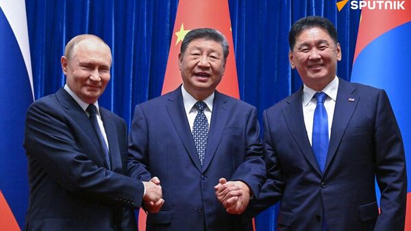 Rusia busca sinceramente desarrollar sus relaciones con Mongolia y China, dijo el presidente Vladímir Putin a los líderes de estos países al comienzo de su reunión trilateral - Sputnik Mundo