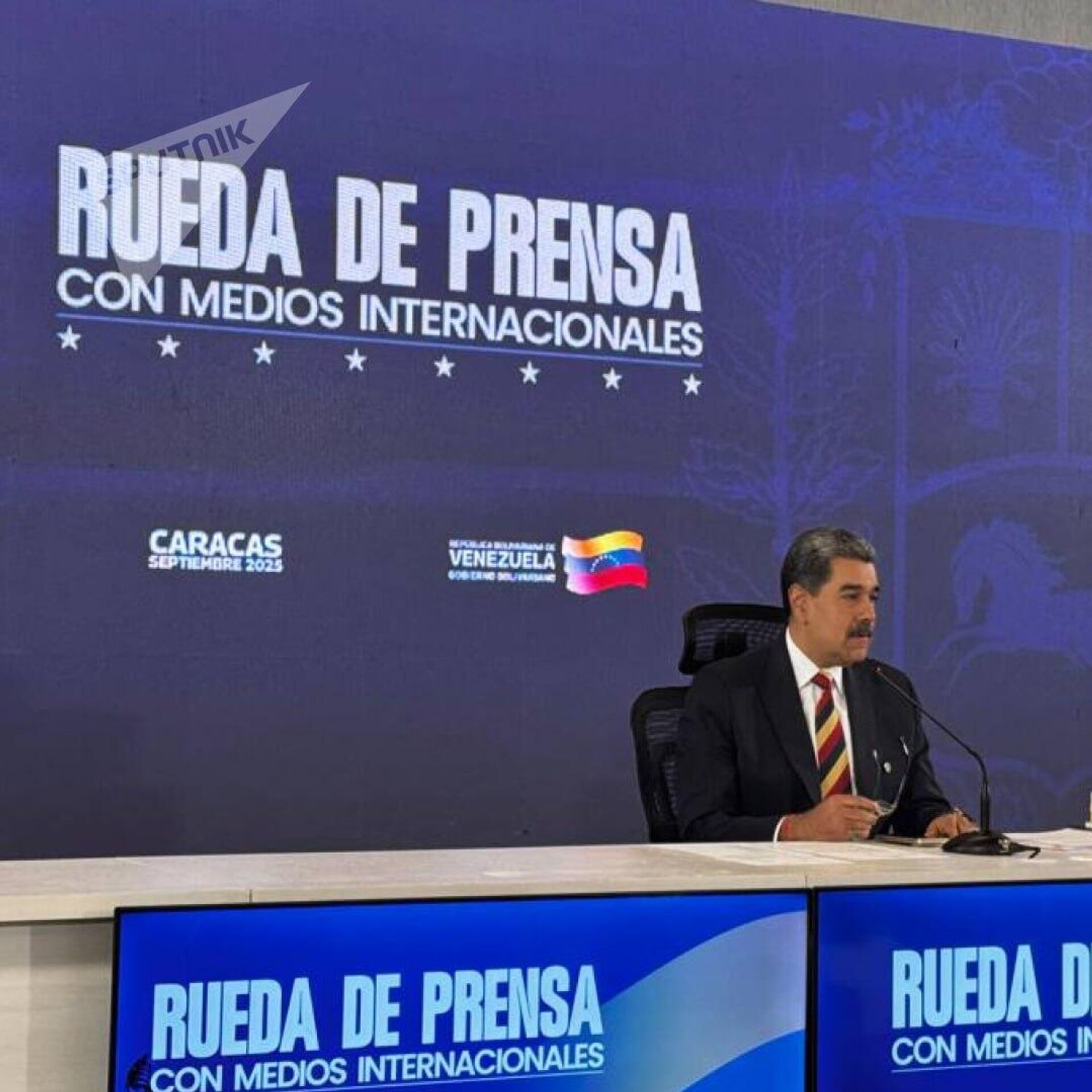 Nicolás Maduro sostiene una rueda de prensa ante los medios internacionales - Sputnik Mundo, 1920, 02.09.2025