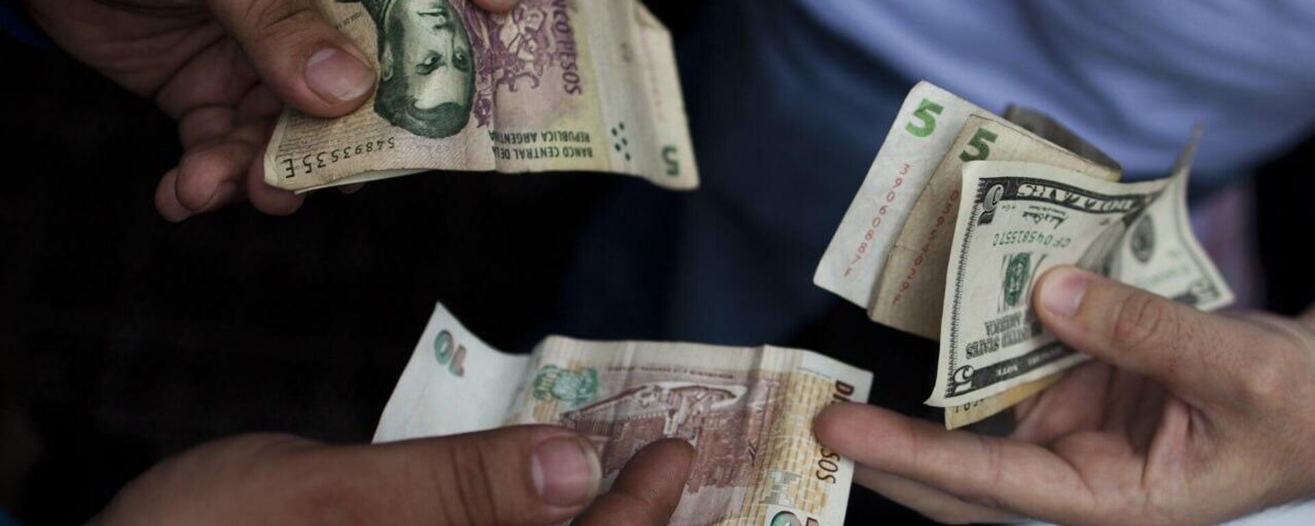 Gobierno de Argentina anuncia su intervención en mercado de cambios para contener al dólar - Sputnik Mundo, 1920, 02.09.2025