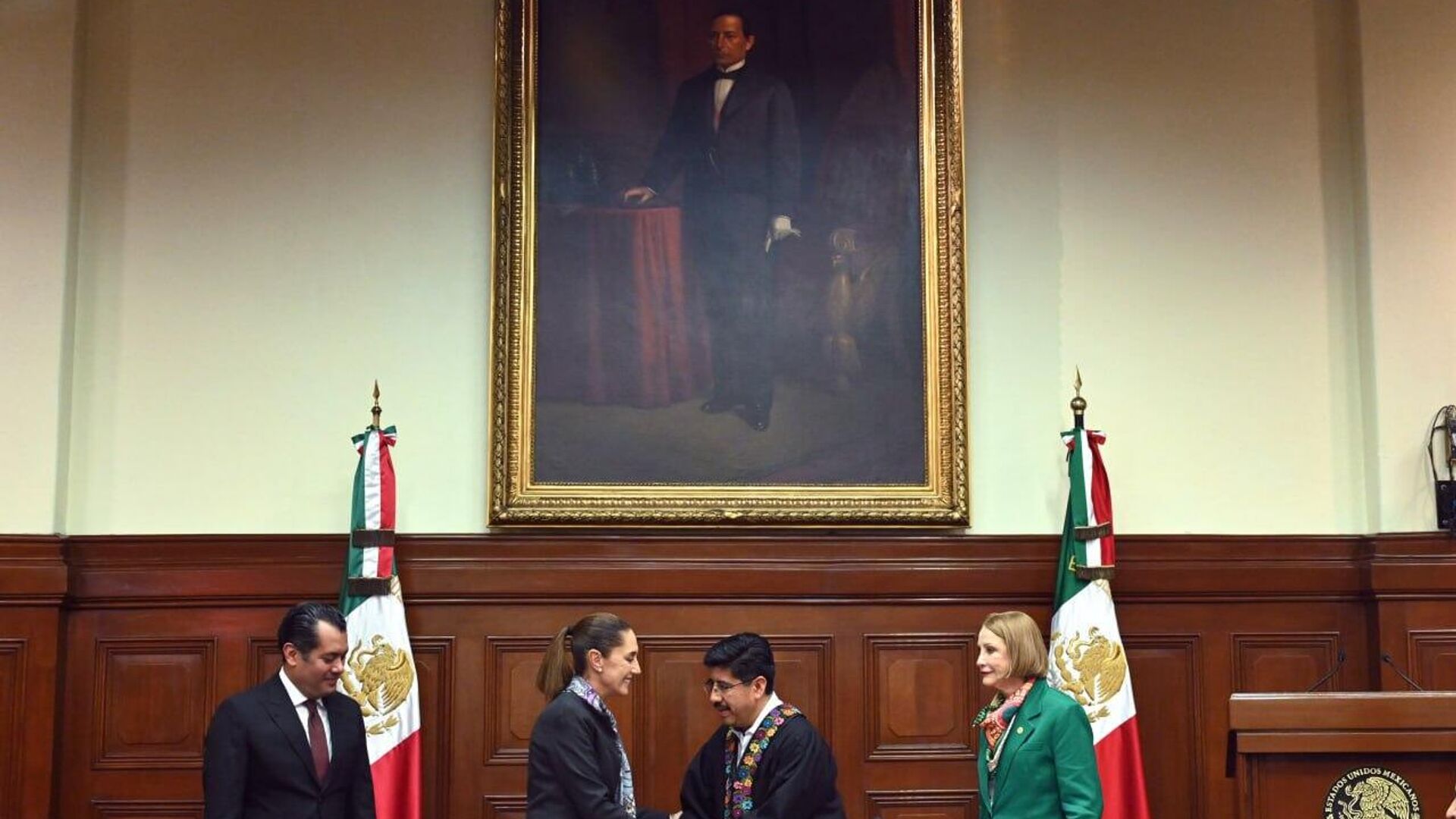 Sheinbaum pide a los nuevos ministros de México que no se corrompan: Es un cambio de era Sheinbaum pide a los nuevos ministros de México que no se corrompan: Es un cambio de era - Sputnik Mundo, 1920, 02.09.2025