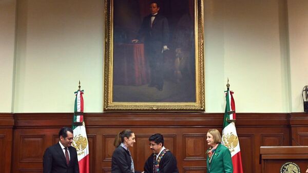 Sheinbaum pide a los nuevos ministros de México que no se corrompan: Es un cambio de era - Sputnik Mundo