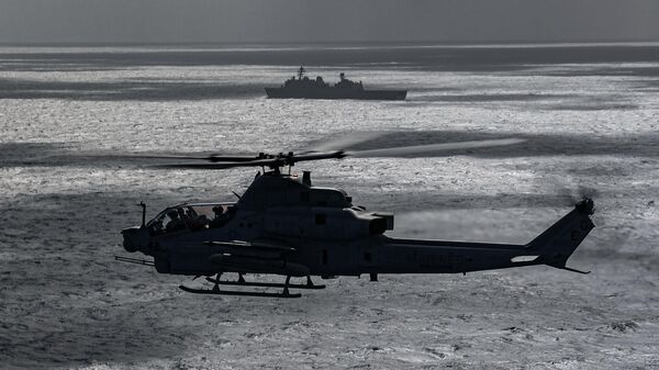 Los infantes de Marina de la 22 Unidad Expedicionaria de Infantería de Marina realizan operaciones de vuelo a bordo del buque de asalto anfibio USS Iwo Jima - Sputnik Mundo