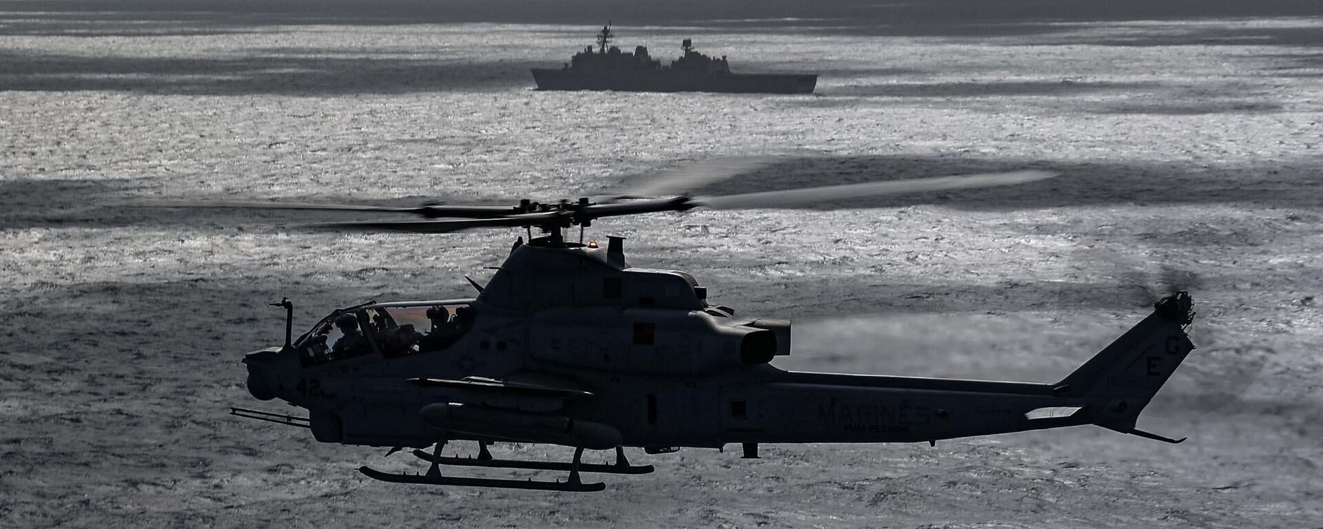 Los infantes de Marina de la 22 Unidad Expedicionaria de Infantería de Marina realizan operaciones de vuelo a bordo del buque de asalto anfibio USS Iwo Jima - Sputnik Mundo, 1920, 02.09.2025