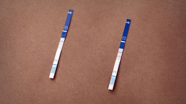 Tiras reactivas con resultados positivos y negativos para la presencia de fentanilo (archivo) - Sputnik Mundo