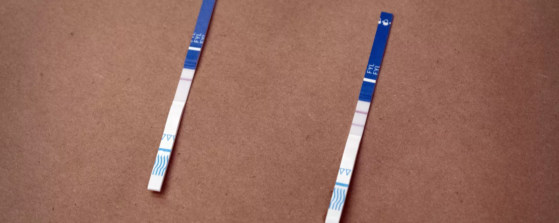 Tiras reactivas con resultados positivos y negativos para la presencia de fentanilo (archivo) - Sputnik Mundo, 1920, 03.09.2025