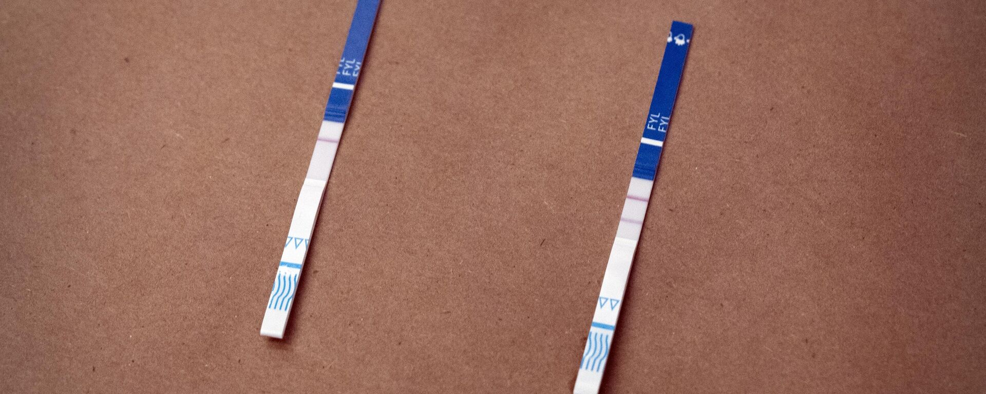 Tiras reactivas con resultados positivos y negativos para la presencia de fentanilo (archivo) - Sputnik Mundo, 1920, 03.09.2025