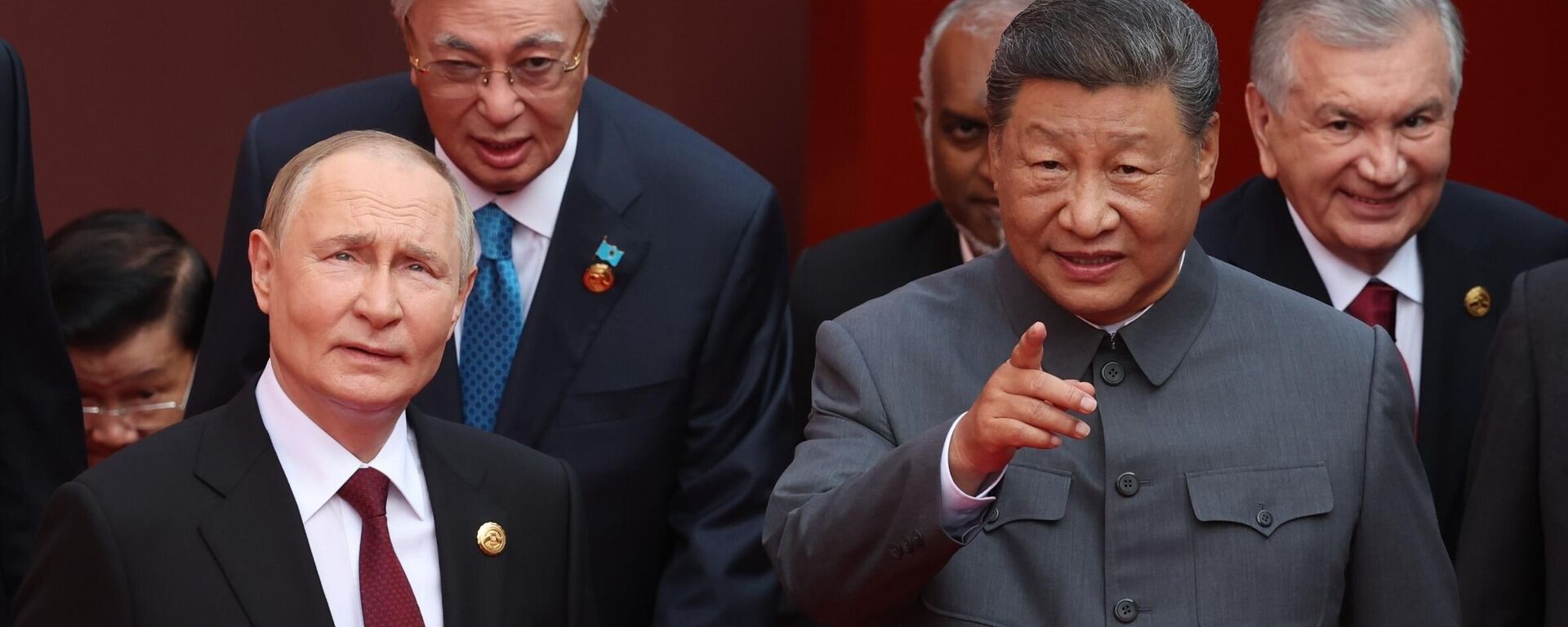 El presidente ruso, Vladimir Putin, y el presidente chino, Xi Jinping, después de una sesión fotográfica conjunta de los jefes de Estado invitados al Desfile Militar del Día de la Victoria de China, por el 80 aniversario del triunfo del Pueblo Chino en la Guerra de Resistencia contra Japón y el final de la Segunda Guerra Mundial. - Sputnik Mundo, 1920, 03.09.2025