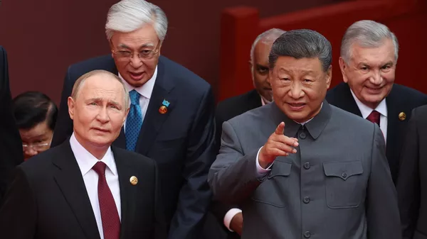 El presidente ruso, Vladimir Putin, y el presidente chino, Xi Jinping, después de una sesión fotográfica conjunta de los jefes de Estado invitados al Desfile Militar del Día de la Victoria de China, por el 80 aniversario del triunfo del Pueblo Chino en la Guerra de Resistencia contra Japón y el final de la Segunda Guerra Mundial. - Sputnik Mundo