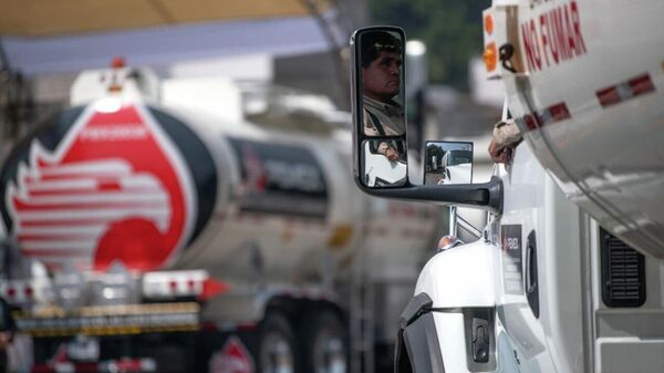 Gobierno de México y empresarios acuerdan tope al precio de la gasolina - Sputnik Mundo
