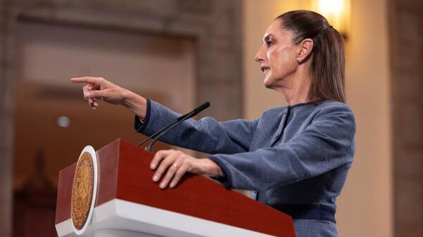 Tiene mucho miedo: Trump afirma que ofreció a Sheinbaum enviar militares a México - Sputnik Mundo