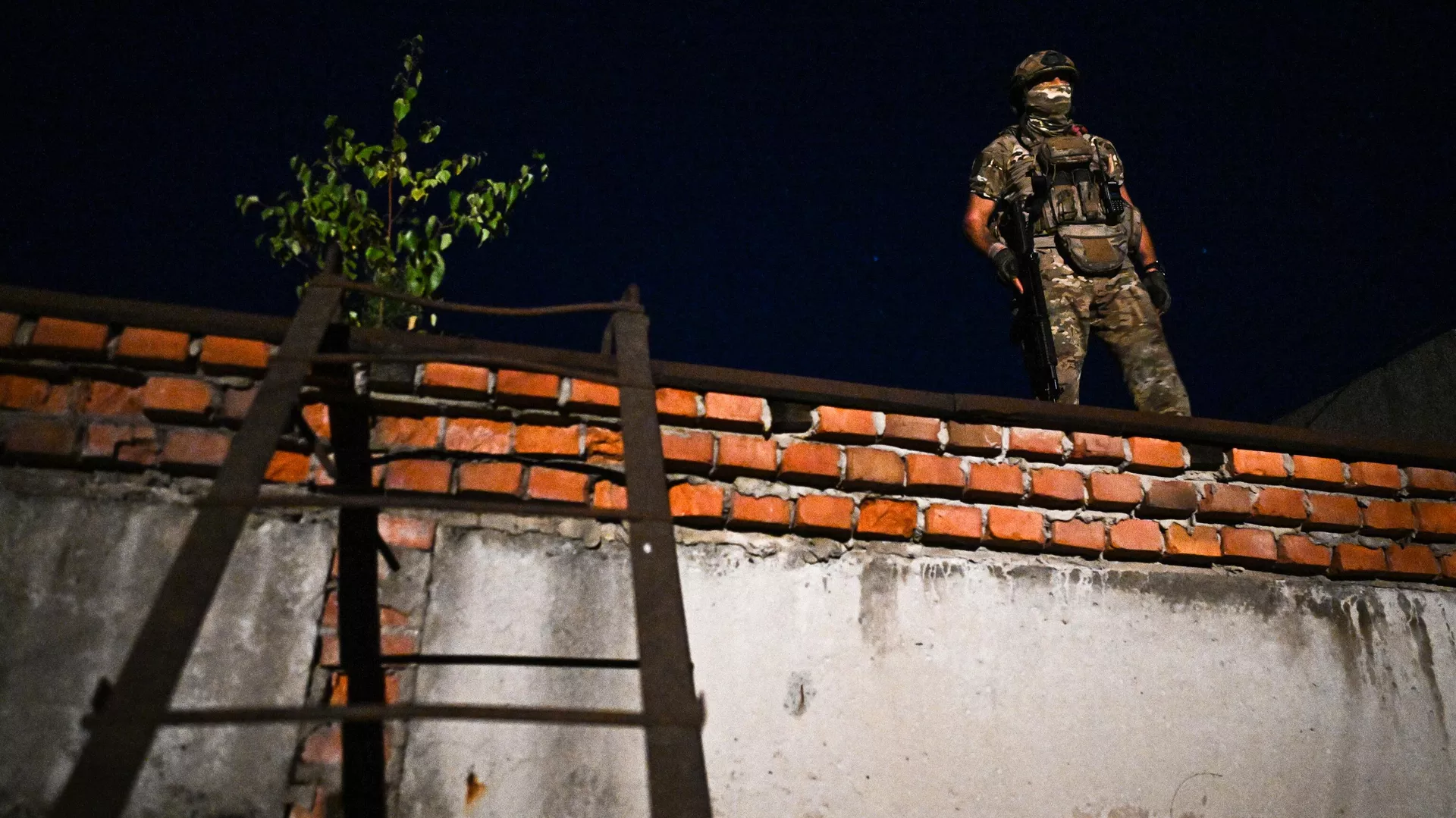 Soldado ruso en la zona de la operación militar especial  - Sputnik Mundo, 1920, 03.09.2025