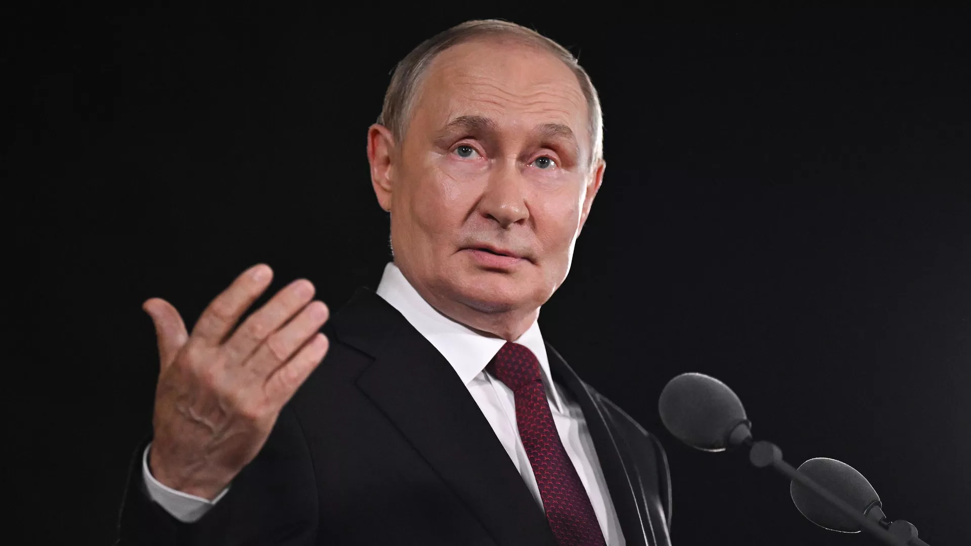 El presidente de Rusia, Vladímir Putin, durante su encuentro con representantes de los medios de comunicación en la residencia Diao Yutai en Pekín.  - Sputnik Mundo, 1920, 04.12.2025