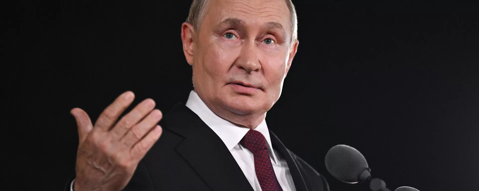 El presidente de Rusia, Vladímir Putin, durante su encuentro con representantes de los medios de comunicación en la residencia Diao Yutai en Pekín.  - Sputnik Mundo, 1920, 04.12.2025