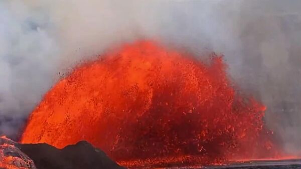 El volcán Kilauea vuelve a entrar en erupción en Hawái - Sputnik Mundo