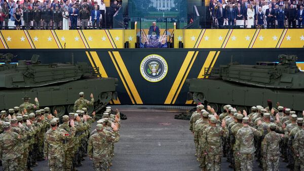 El presidente de EEUU, Donald Trump, participa en una ceremonia de reenganche de soldados del Ejército durante un desfile militar conmemorativo del 250 aniversario del Ejército, el sábado 14 de junio de 2025, en Washington. - Sputnik Mundo