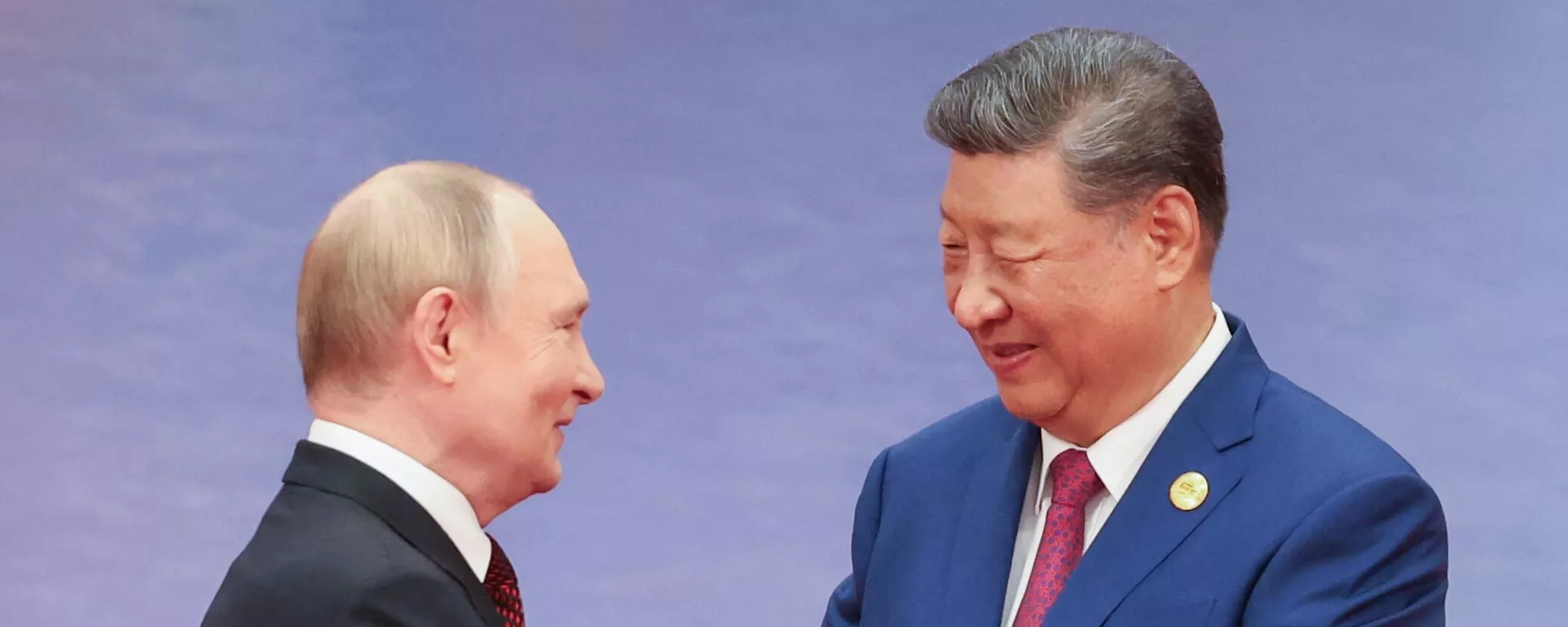 El presidente de Rusia, Vladímir Putin, y su homólogo chino, Xi Jinping El presidente de Rusia, Vladímir Putin, y su homólogo chino, Xi Jinping - Sputnik Mundo, 1920, 15.05.2026