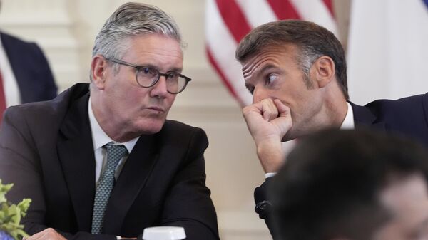 El primer ministro británico, Keir Starmer, y el presidente francés, Emmanuel Macron - Sputnik Mundo