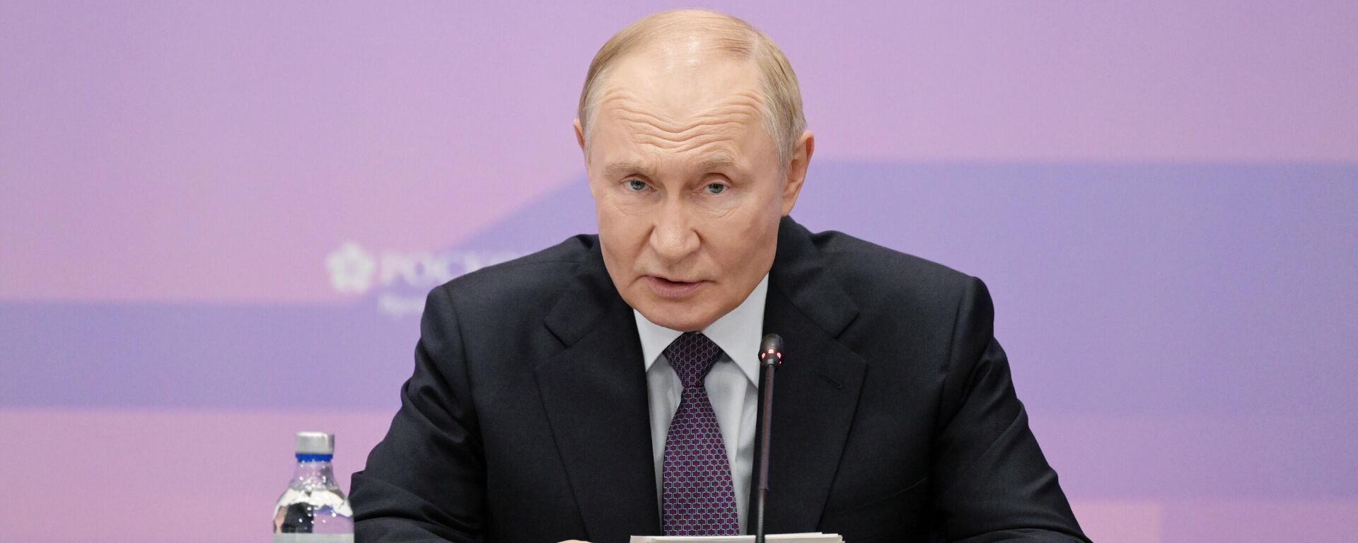 El presidente de Rusia, Vladímir Putin, celebra en Vladivostok una reunión sobre el desarrollo del complejo energético y de combustibles del Distrito Federal del Lejano Oriente. El presidente de Rusia, Vladímir Putin, celebra en Vladivostok una reunión sobre el desarrollo del complejo energético y de combustibles del Distrito Federal del Lejano Oriente. - Sputnik Mundo, 1920, 05.09.2025