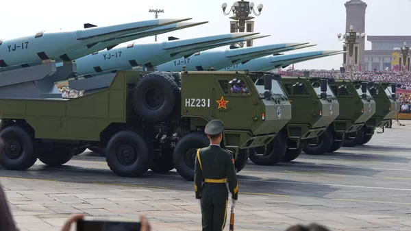 Misiles hipersónicos YJ-17 desfilan durante un desfile militar para conmemorar el 80.º aniversario de la rendición de Japón en la Segunda Guerra Mundial, celebrado frente a la Puerta de Tiananmén en Pekín, el miércoles 3 de septiembre de 2025. (Foto AP/Ng Han Guan)
 - Sputnik Mundo
