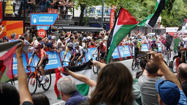 Protestas propalestinas al paso del pelotón ciclista por Bilbao - Sputnik Mundo