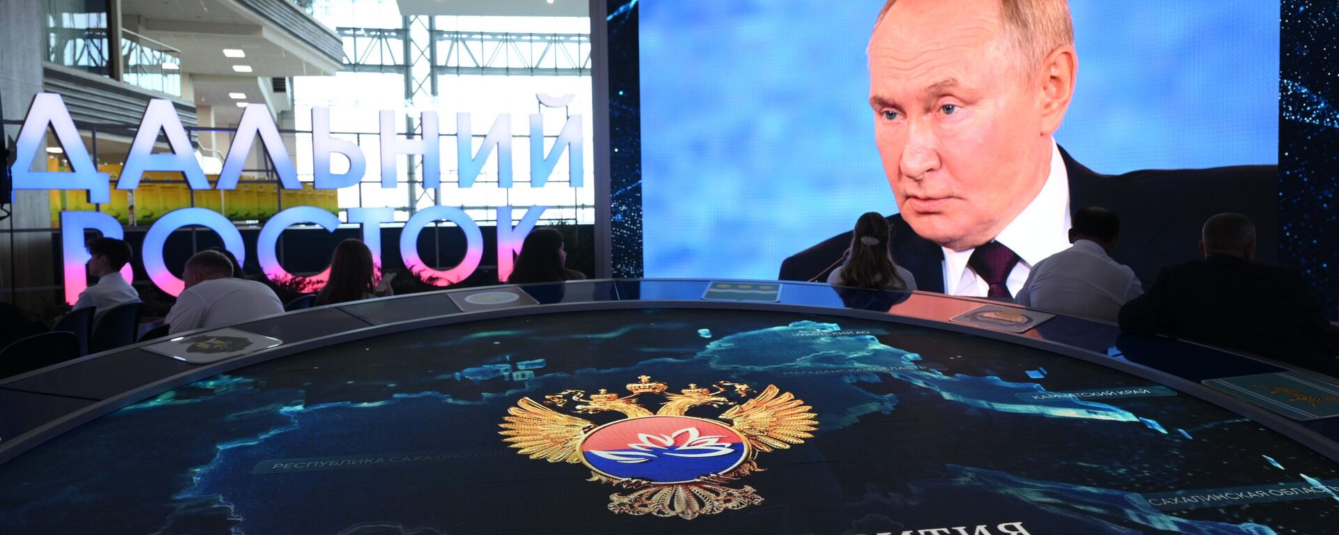 Vladímir Putin, presidente ruso, durante su discurso en la sesión plenaria de la X edición del Foro Económico Oriental Vladímir Putin, presidente ruso, durante su discurso en la sesión plenaria de la X edición del Foro Económico Oriental - Sputnik Mundo, 1920, 05.09.2025