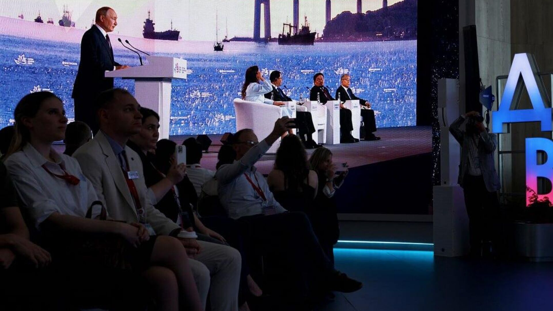 Invertir en el Lejano Oriente sería ventajoso para las superpotencias económicas como China y Japón, estima analista Invertir en el Lejano Oriente sería ventajoso para las superpotencias económicas como China y Japón, estima analista - Sputnik Mundo, 1920, 05.09.2025