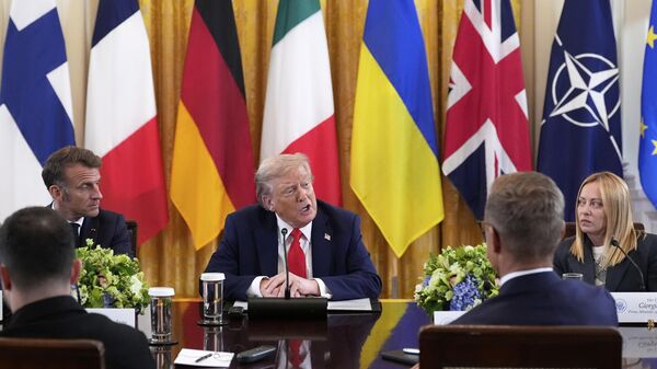 El presidente de EEUU, Donald Trump, habla mientras su par de Francia, Emmanuel Macron, y la primera ministra de Italia, Giorgia Meloni, escuchan durante una reunión con Volodímir Zelenski, y líderes europeos en la Sala Este de la Casa Blanca, 18 de agosto de 2025, en Washington  - Sputnik Mundo