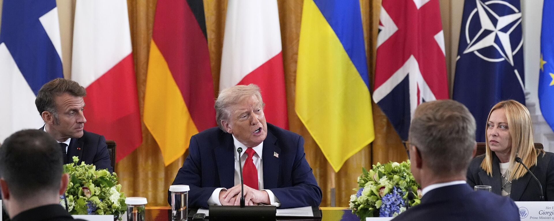El presidente de EEUU, Donald Trump, habla mientras su par de Francia, Emmanuel Macron, y la primera ministra de Italia, Giorgia Meloni, escuchan durante una reunión con Volodímir Zelenski, y líderes europeos en la Sala Este de la Casa Blanca, 18 de agosto de 2025, en Washington El presidente de EEUU, Donald Trump, habla mientras su par de Francia, Emmanuel Macron, y la primera ministra de Italia, Giorgia Meloni, escuchan durante una reunión con Volodímir Zelenski, y líderes europeos en la Sala Este de la Casa Blanca, 18 de agosto de 2025, en Washington - Sputnik Mundo, 1920, 05.09.2025