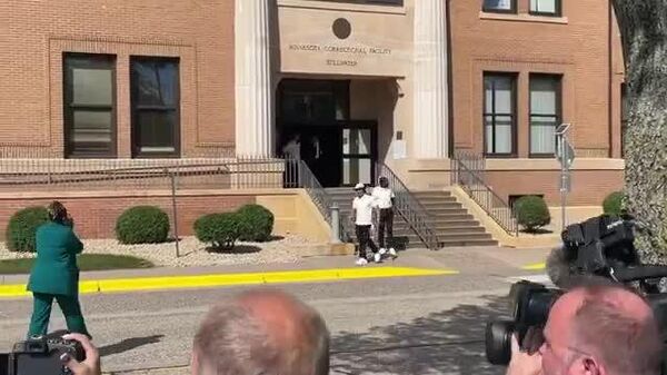 ‍ 27 años de encarcelamiento injusto: estadounidense inocente es liberado tras la confesión de la verdadera asesina - Sputnik Mundo