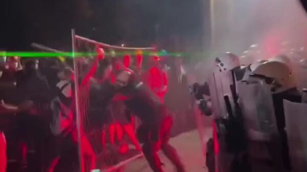 Estallan disturbios en Novi Sad tras enfrentamientos entre opositores y la policía - Sputnik Mundo