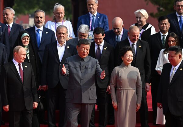 El presidente ruso, Vladímir Putin, el mandatario chino, Xi Jinping, con su esposa, Peng Liyuan, y el jefe de Estado de Corea del Norte, Kim Jong-un, después de una sesión fotográfica conjunta de los jefes de las delegaciones extranjeras invitadas a los eventos ceremoniales del 80.° aniversario de la Victoria del pueblo chino en la Guerra de Resistencia contra Japón y el final de la Segunda Guerra Mundial. - Sputnik Mundo