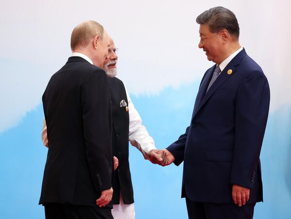 Vladímir Putin, Narendra Modi, y Xi Jinping en la ceremonia oficial de bienvenida del presidente de China a los jefes de las delegaciones que participan en la reunión del Consejo de jefes de Estado de la Organización de Cooperación de Shanghái (OCS) en la ciudad china de Tianjin. - Sputnik Mundo