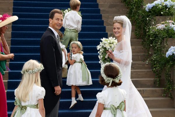 El príncipe heredero de Liechtenstein, Alois, y su hija, la princesa María Carolina de Liechtenstein, llegan a su boda  con el señor Leopoldo Maduro Vollmer, en la Catedral de San Florián. - Sputnik Mundo