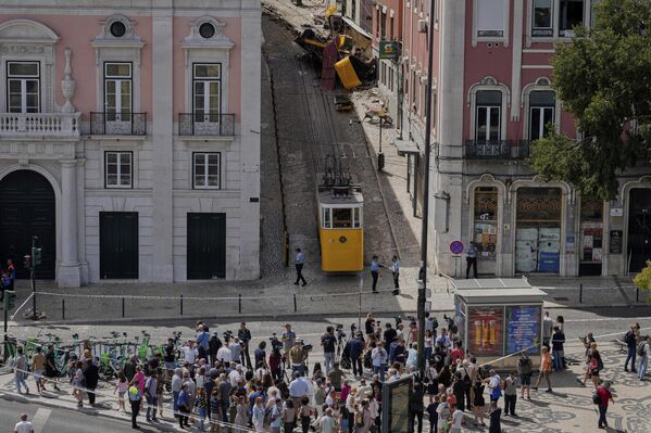 La gente mira un tranvía turístico que ha sufrido un accidente en Lisboa, Portugal. - Sputnik Mundo