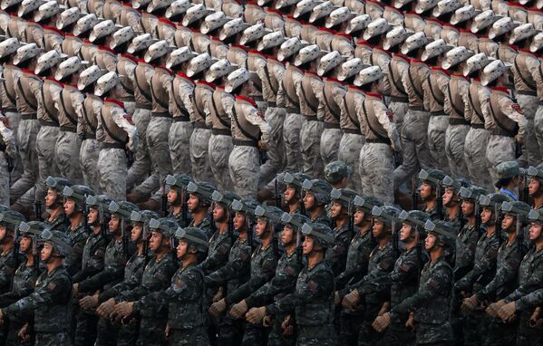 Soldados del Ejército Popular de Liberación de China se preparan para un desfile militar en la Plaza de Tiananmén, en Pekín, para conmemorar el 80.° aniversario de la Guerra de Resistencia del Pueblo Chino contra Japón y el final de la Segunda Guerra Mundial. - Sputnik Mundo
