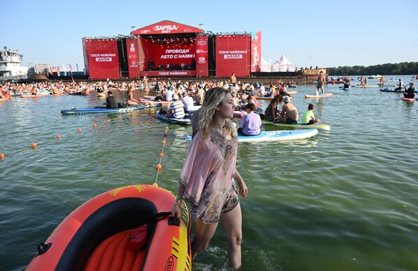 Veraneantes durante el festival ZariadFEST en Moscú. - Sputnik Mundo