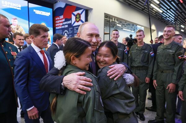 El presidente ruso y las estudiantes del Centro de Entrenamiento Deportivo Militar y Educación Patriótica Voin, en la ciudad rusa de Vladivostok. - Sputnik Mundo