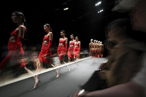 Una modelo camina por la pasarela durante el desfile de Seivson en la Semana de la Moda de Tokio Primavera/Verano 2026, en Japón. - Sputnik Mundo