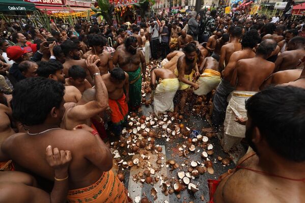 Los hindúes bailan durante el festival de Ganesh Chaturthi en las calles de París, Francia. El evento comenzó por la mañana en un templo, seguido de un gran desfile por las calles con música, flores y cocos. - Sputnik Mundo
