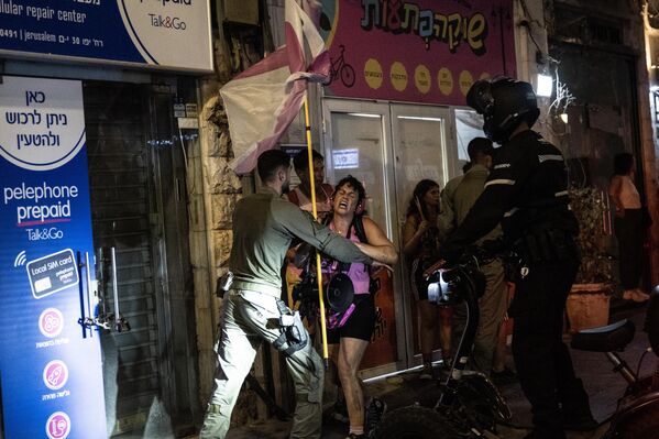 Soldados israelíes intervienen mientras los manifestantes se reúnen frente a la residencia del primer ministro Benjamín Netanyahu, organizando una protesta para exigir el fin de la guerra y el regreso de los rehenes israelíes, en Jerusalén Occidental. - Sputnik Mundo