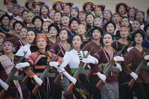 Tropas de una minoría vietnamita marchan durante un desfile que celebra el 80.° aniversario de la independencia en Hanói, Vietnam. - Sputnik Mundo