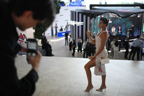 Una joven posa durante el Foro Económico Oriental 2025. - Sputnik Mundo