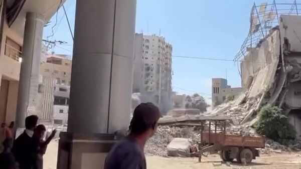 Israel destruye otro gran edificio de viviendas en Gaza, continuando los golpes contra la infraestructura civil - Sputnik Mundo