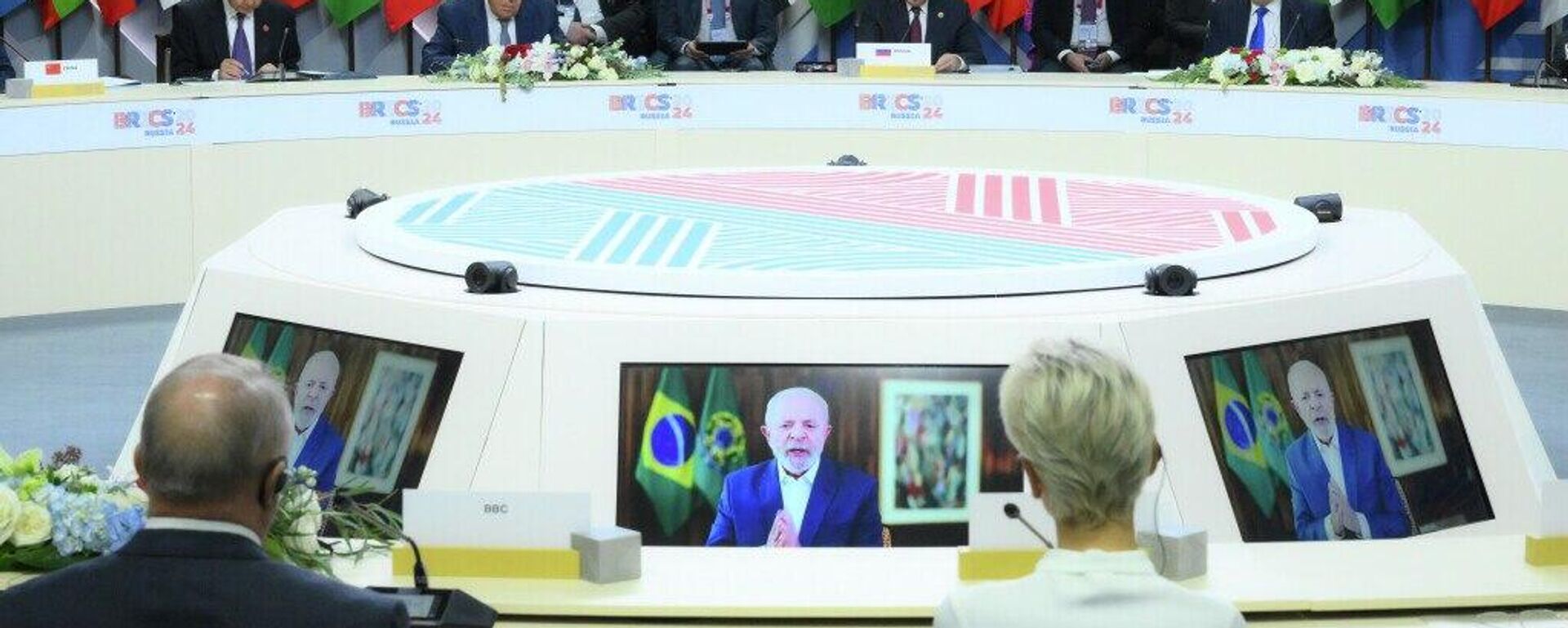 Cumbre extraordinaria de los BRICS es respuesta del mundo emergente a la hegemonía económica de EEUU, afirma político peruano - Sputnik Mundo, 1920, 06.09.2025