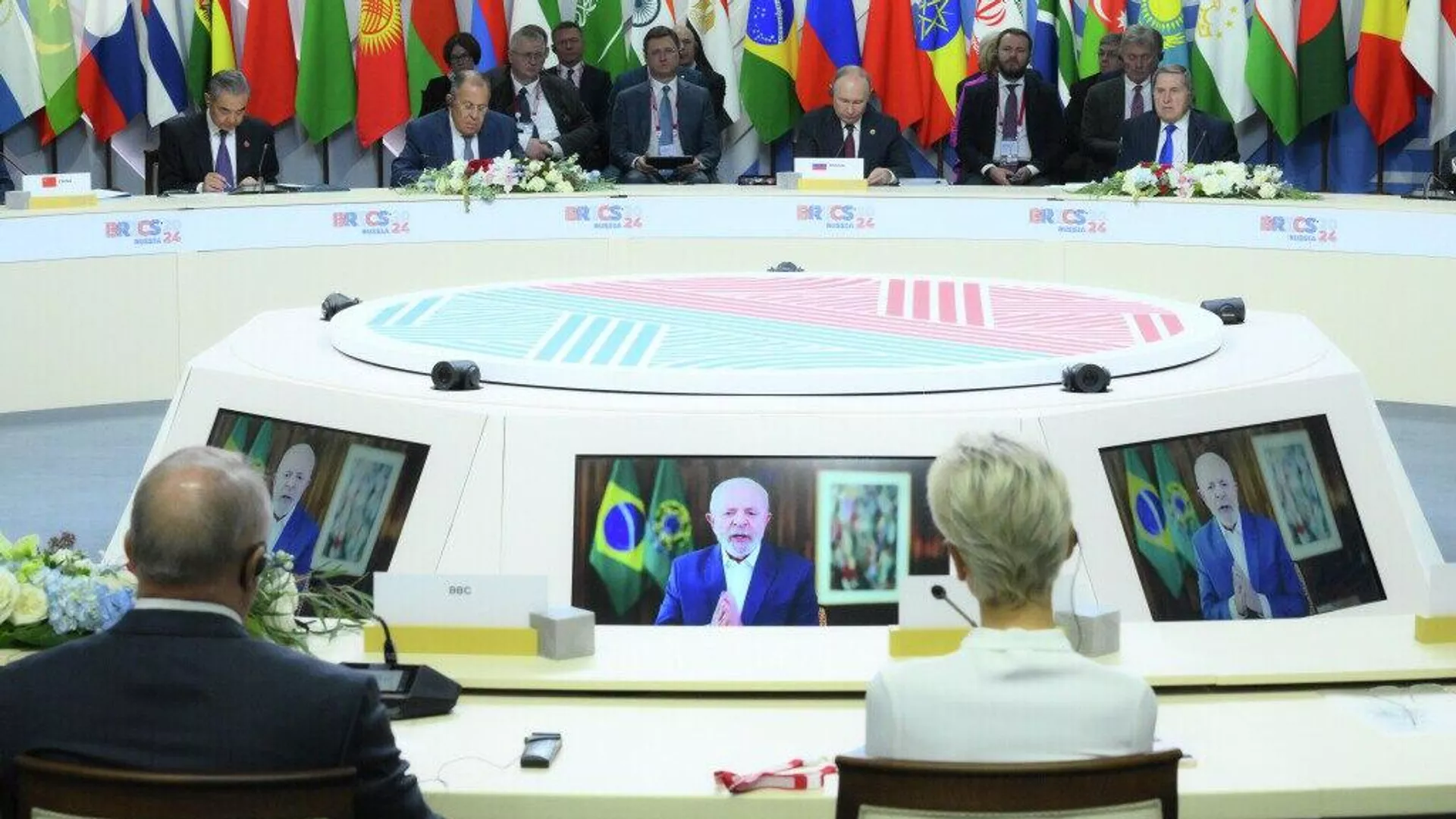 Cumbre extraordinaria de los BRICS es respuesta del mundo emergente a la hegemonía económica de EEUU, afirma político peruano - Sputnik Mundo, 1920, 06.09.2025