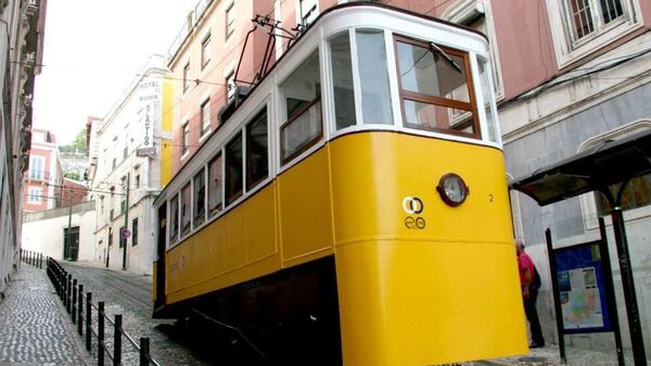 Autoridades revelan causa del descarrilamiento del funicular de Lisboa - Sputnik Mundo