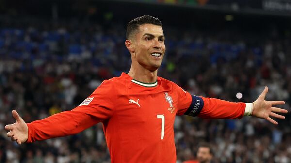 Cristiano Ronaldo de Portugal hace un gesto tras marcar el segundo gol de su equipo durante el partido de semifinales de la Liga de Naciones de la UEFA 2025 entre Alemania y Portugal, 4 de junio de 2025 en Múnich, Alemania  - Sputnik Mundo